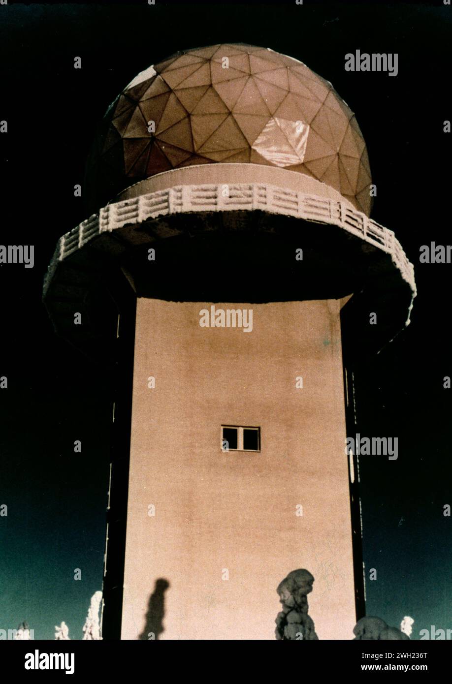 Tour de station radar de fabrication italienne construite en Suède pour le contrôle du trafic aérien, années 1970 Banque D'Images