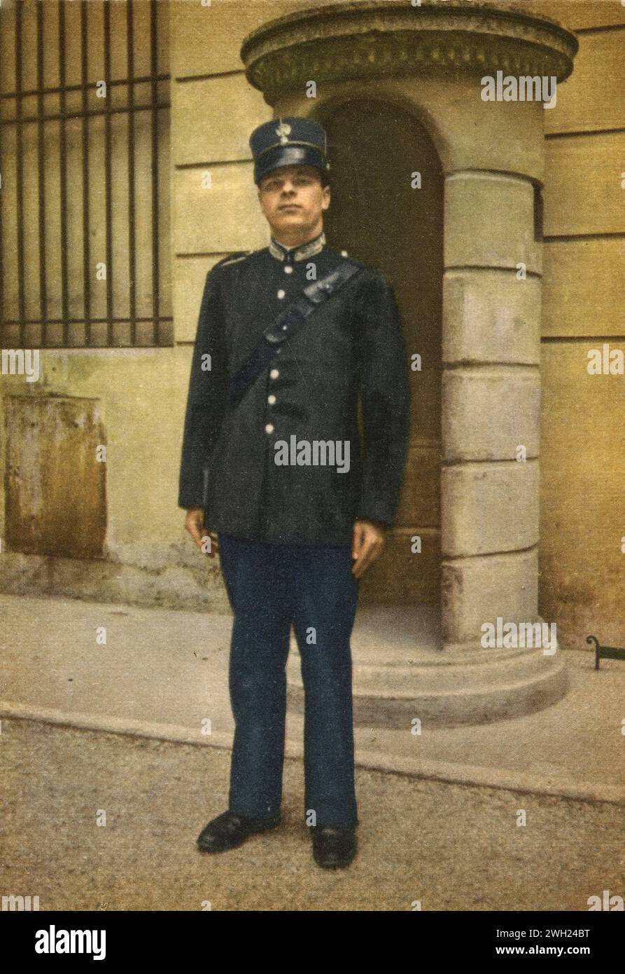 Gendarme papal avec uniforme de campagne, Cité du Vatican années 1930 Banque D'Images