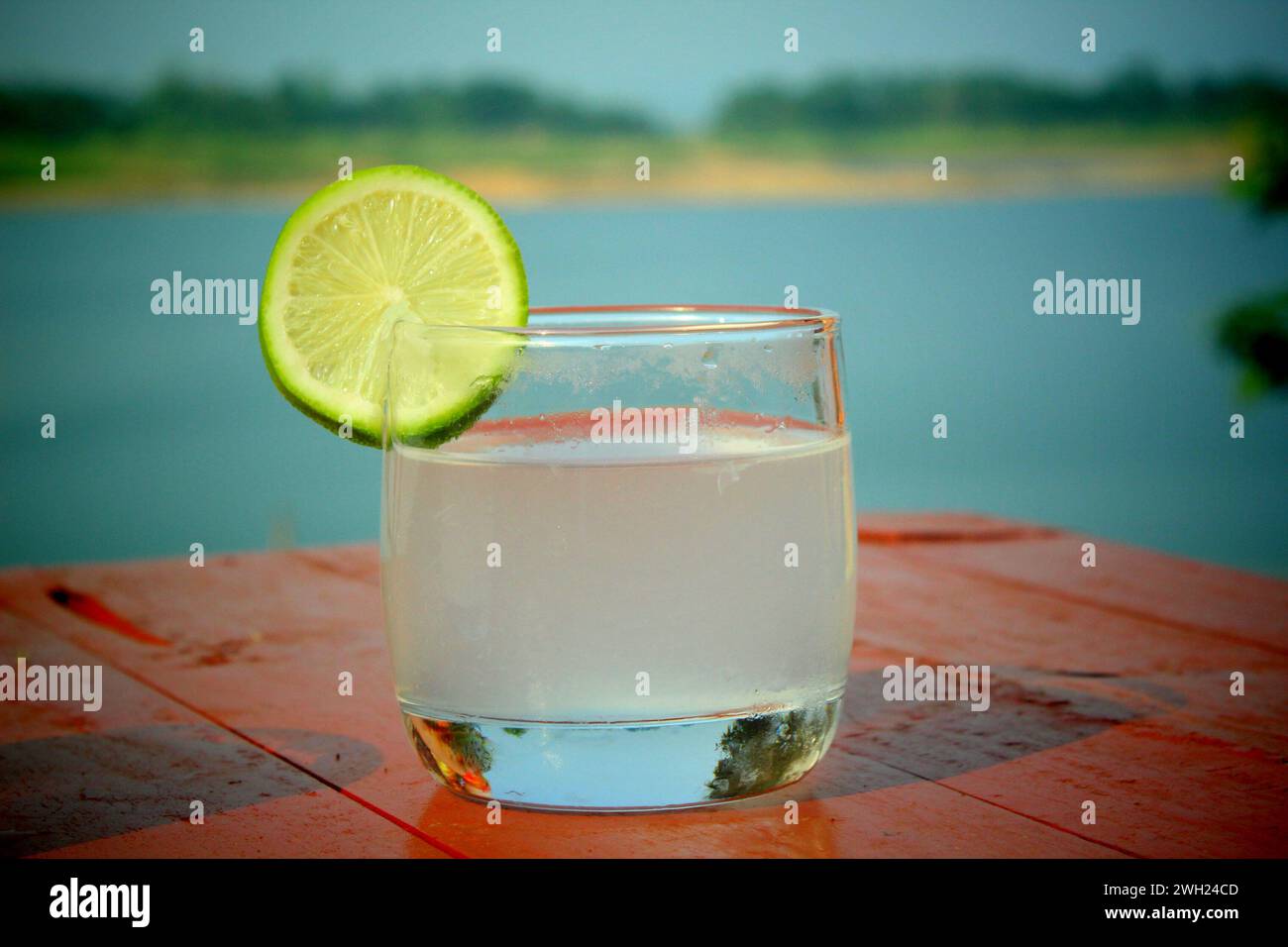 Jus de citron romantique dans la rive du lac Kaptai Banque D'Images