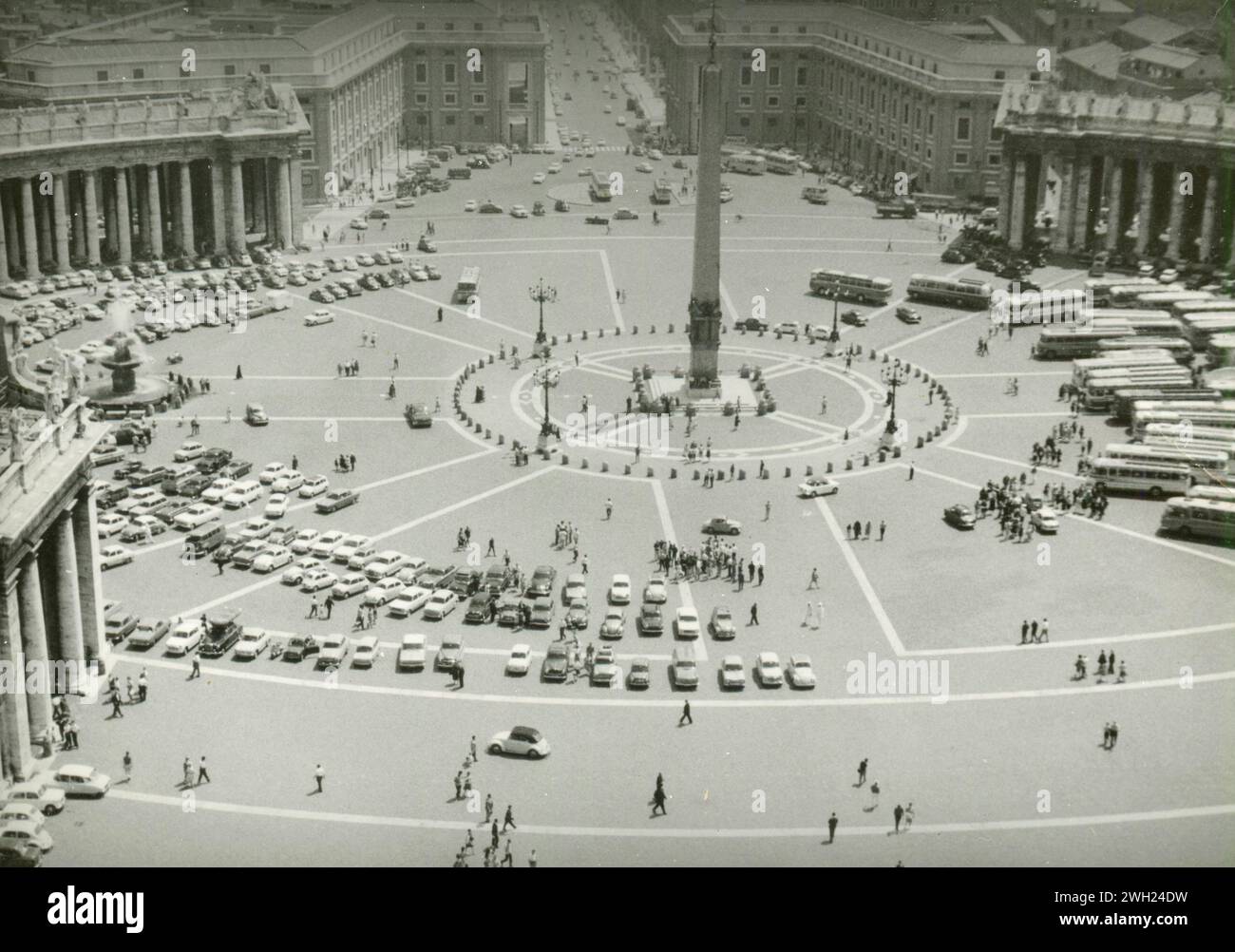 Vue plongeante de la place Saint-Pierre, Rome, Italie des années 1960 Banque D'Images
