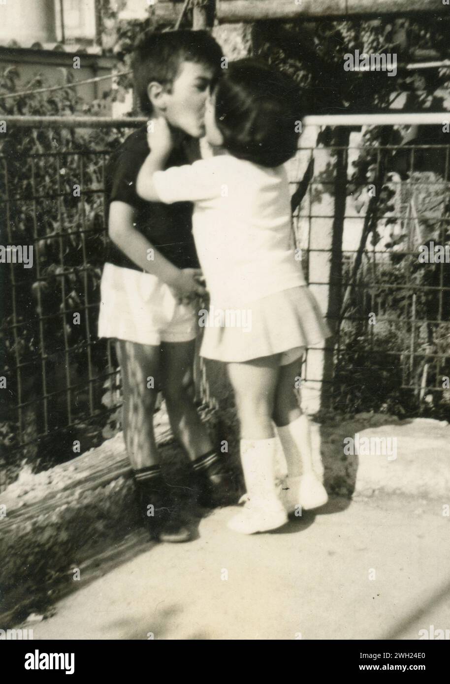Petite fille embrassant un petit garçon dans la bouche, Italie 1967 Banque D'Images