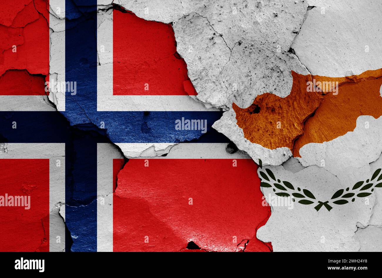 Drapeaux de Norvège et de Chypre peints sur un mur fissuré Banque D'Images