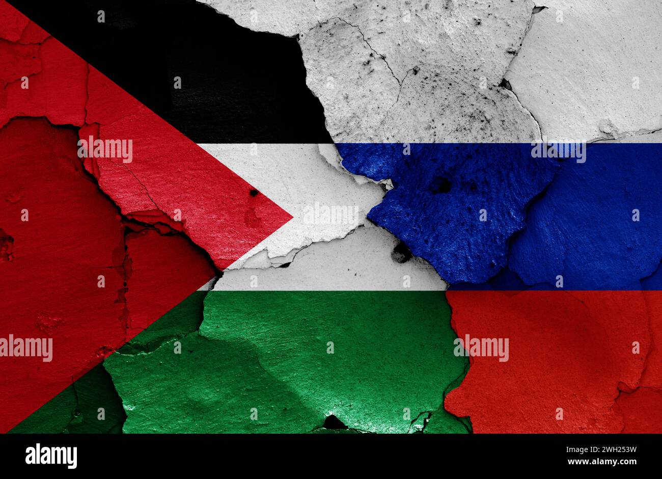 Drapeaux de Palestine et de Russie peints sur un mur fissuré Banque D'Images