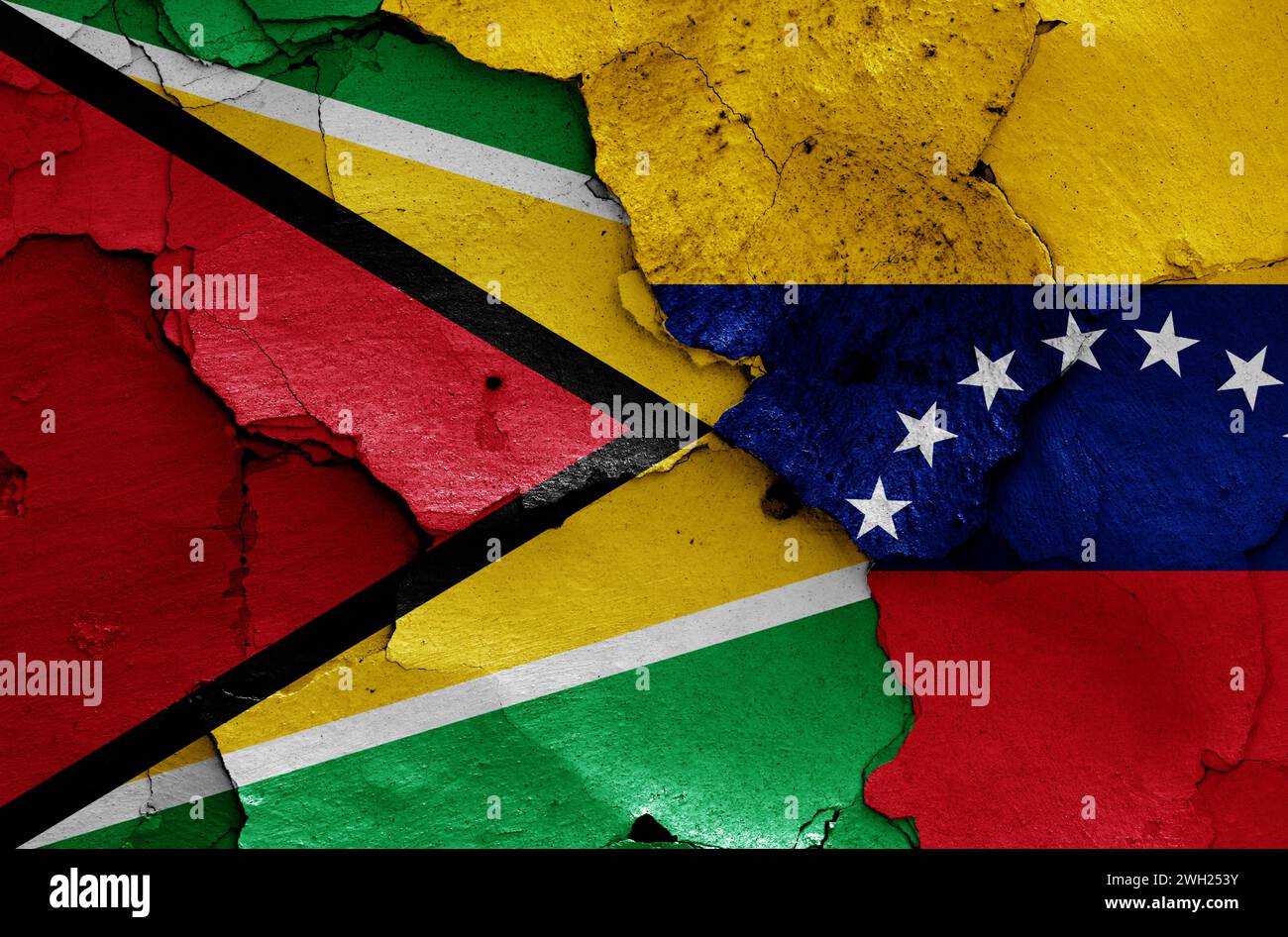 Drapeaux du Guyana et du Venezuela peints sur un mur fissuré Banque D'Images