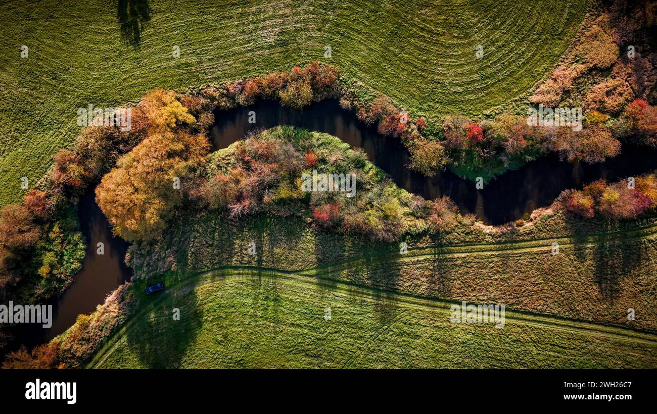 Une vue aérienne d'automne d'un ruisseau sinueux Banque D'Images