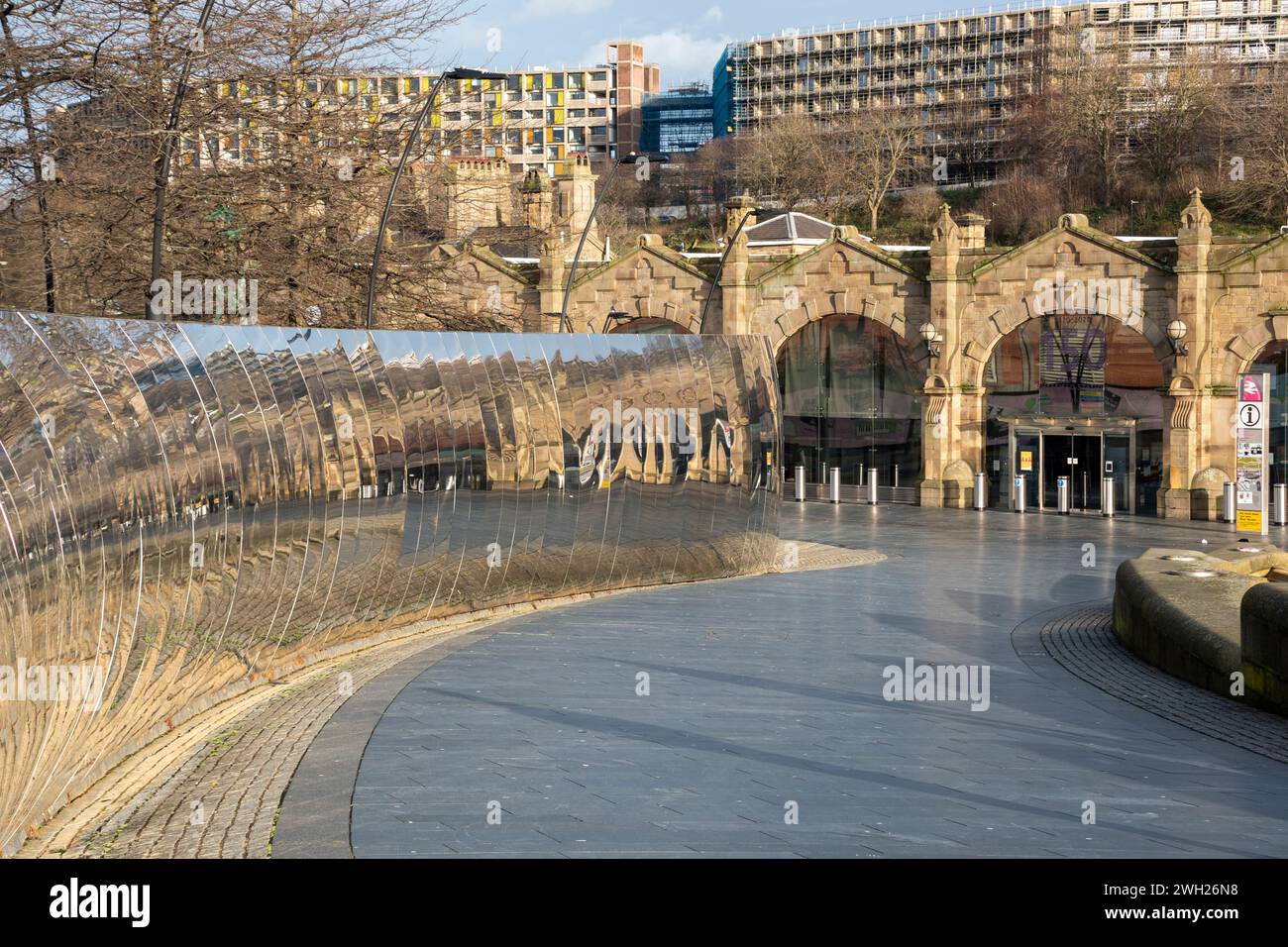 Yorkshire, Royaume-Uni – 27 décembre 2020 : The Blade Water sculpture de Mike Johnson sans eau coulant à la gare de Sheffield Banque D'Images