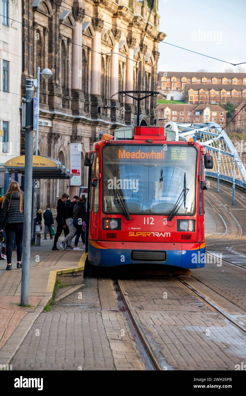 Yorkshire, Royaume-Uni – 27 décembre 2020 : les passagers embarquent à bord d'un tramway Sheffield Super Tram à l'arrêt Fitzalan Square Ponds Forge Banque D'Images