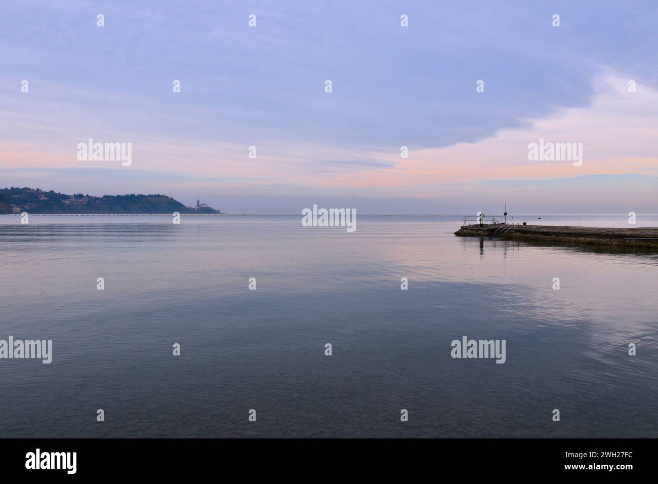 Vue sur la péninsule de Piran et un quai à Strunjan sur la côte de la mer Adriatique à Primorska, Slovénie Banque D'Images