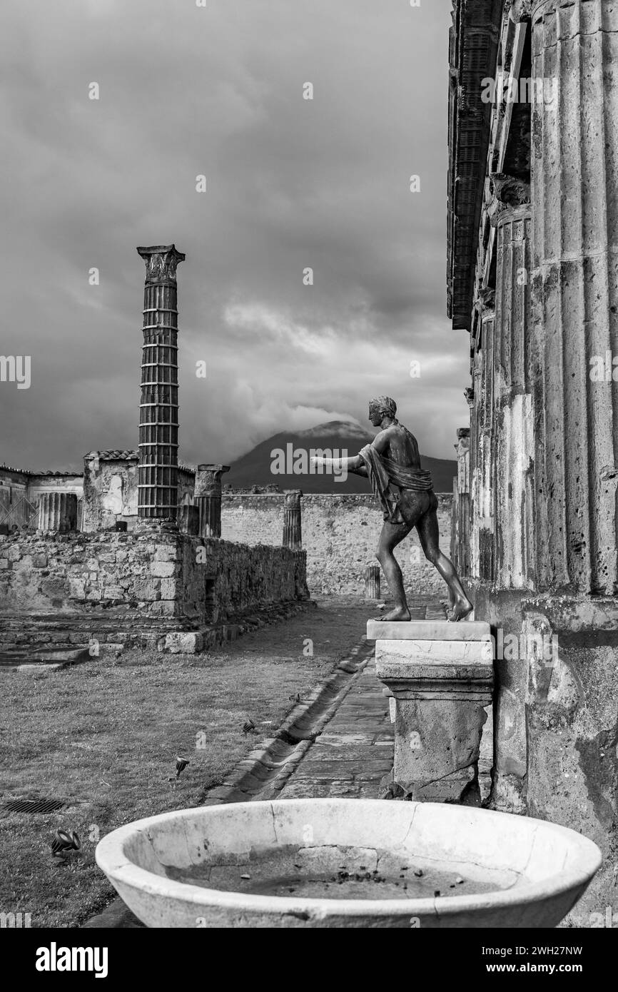 Visite de la ville de Pompéi qui a été couverte de cendres volcaniques après l'éruption du Vésuve, lieux touristiques en Italie. Banque D'Images