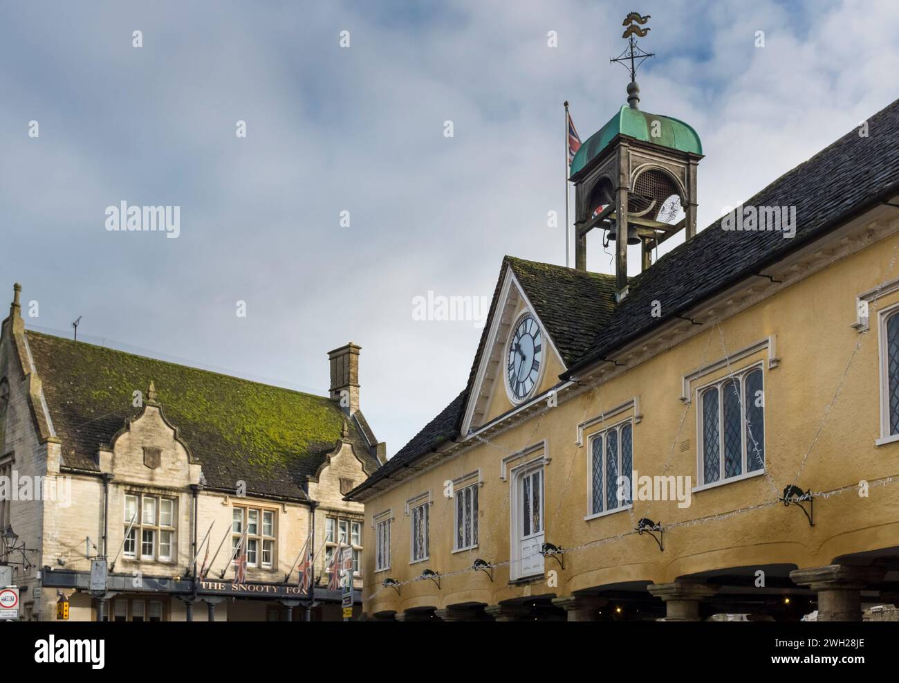 Grade 1 listé Market House et Sooty Fox Hotel dans le centre de Tetbury, Gloucestershire, Royaume-Uni Banque D'Images