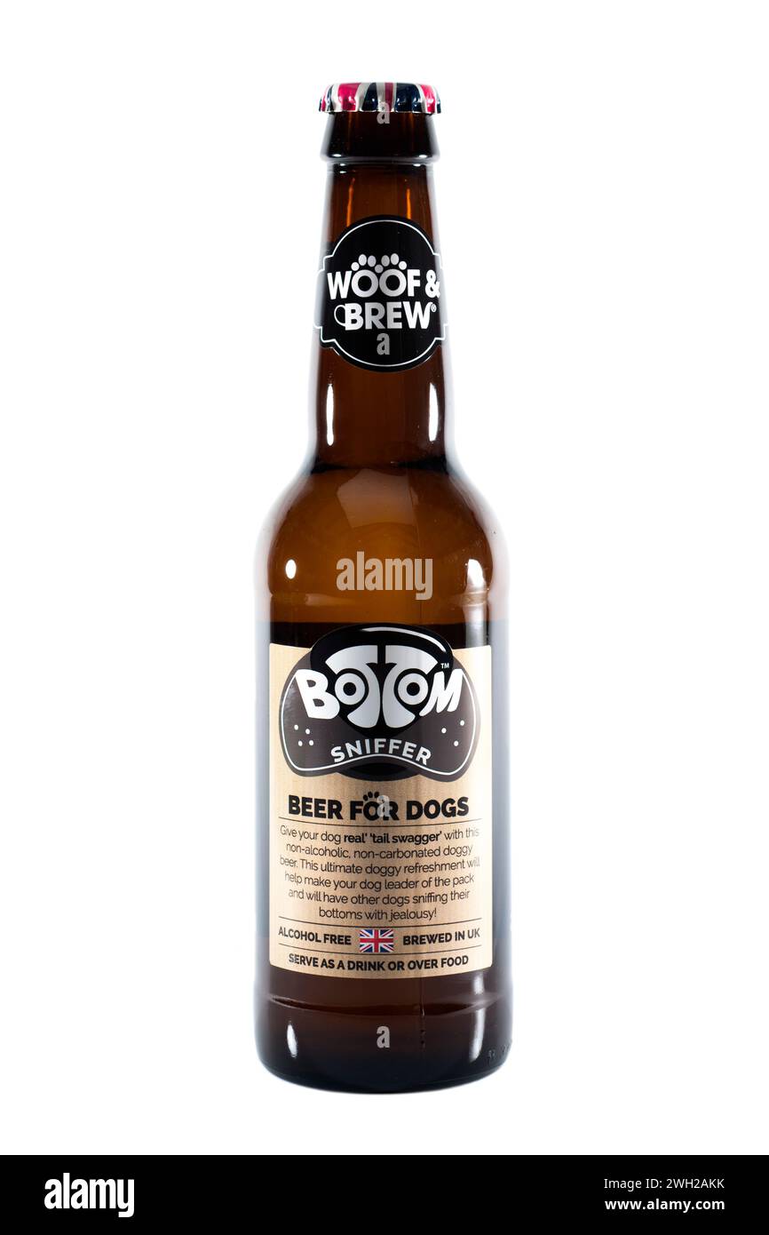 Bouteille de 330ml de Woof et Brew Bottom Sniffer Beer pour chiens sur fond blanc Banque D'Images