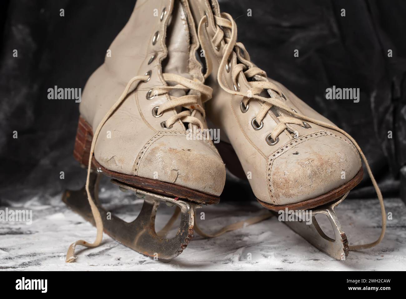 Vieux patins vintage sur un fond enneigé. Banque D'Images