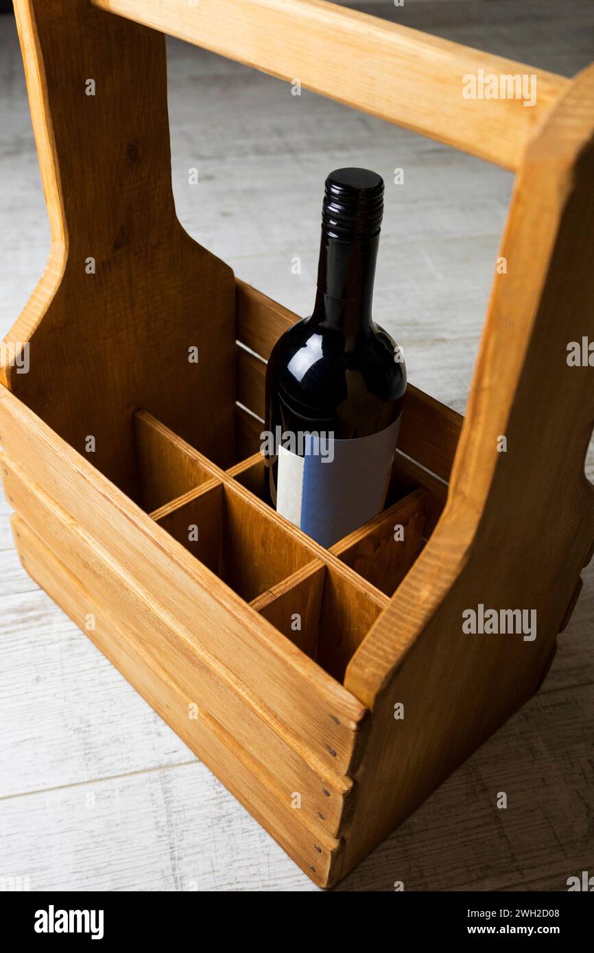 Vue de dessus d'une bouteille de vin rouge avec une étiquette vide debout dans un tiroir à vin Banque D'Images Vue de dessus d'une bouteille de vin rouge avec une étiquette vide debout dans un tiroir à vin Banque D'Images