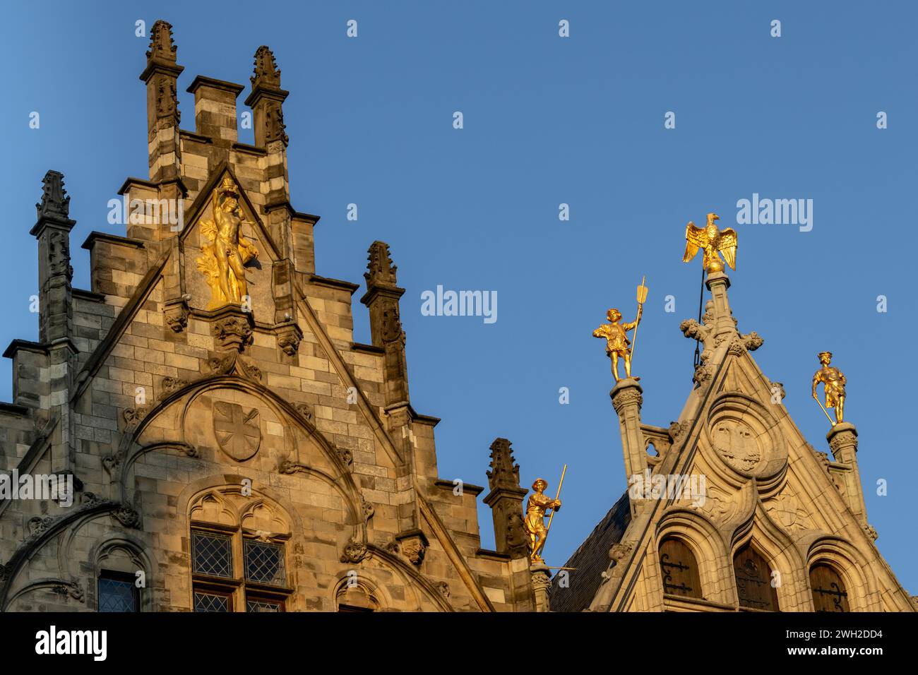 Les belles statues dorées sur les toits des bâtiments historiques à Anvers, Belgique Banque D'Images