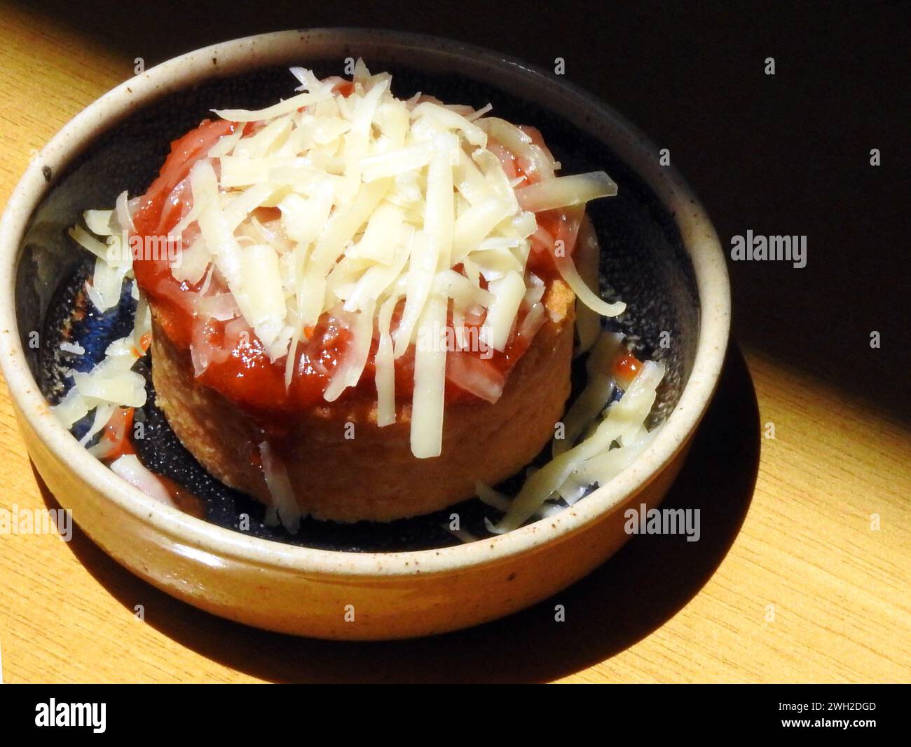 Un gâteau Roméo & Juliette, fourré et recouvert de confiture de goyave et de lanières de parmesan. Banque D'Images