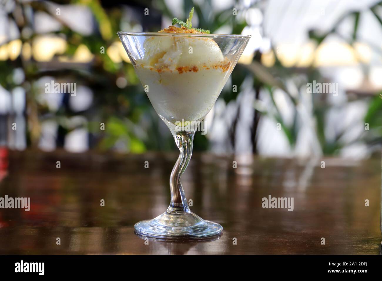 Une glace au mascarpone garnie de farine de châtaigne. Banque D'Images