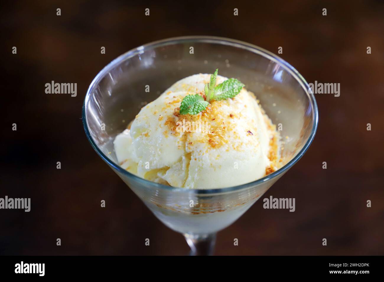 Une glace au mascarpone garnie de farine de châtaigne. Banque D'Images