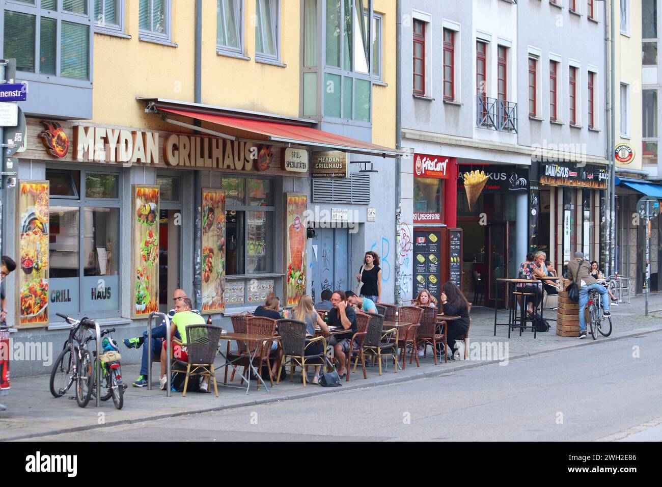 Dresde, Allemagne - 10 MAI 2018 : personnes visitent les restaurants de quartier de Neustadt à Dresde. Neustadt est un district de la hanche restaurants excentriques et altern Banque D'Images
