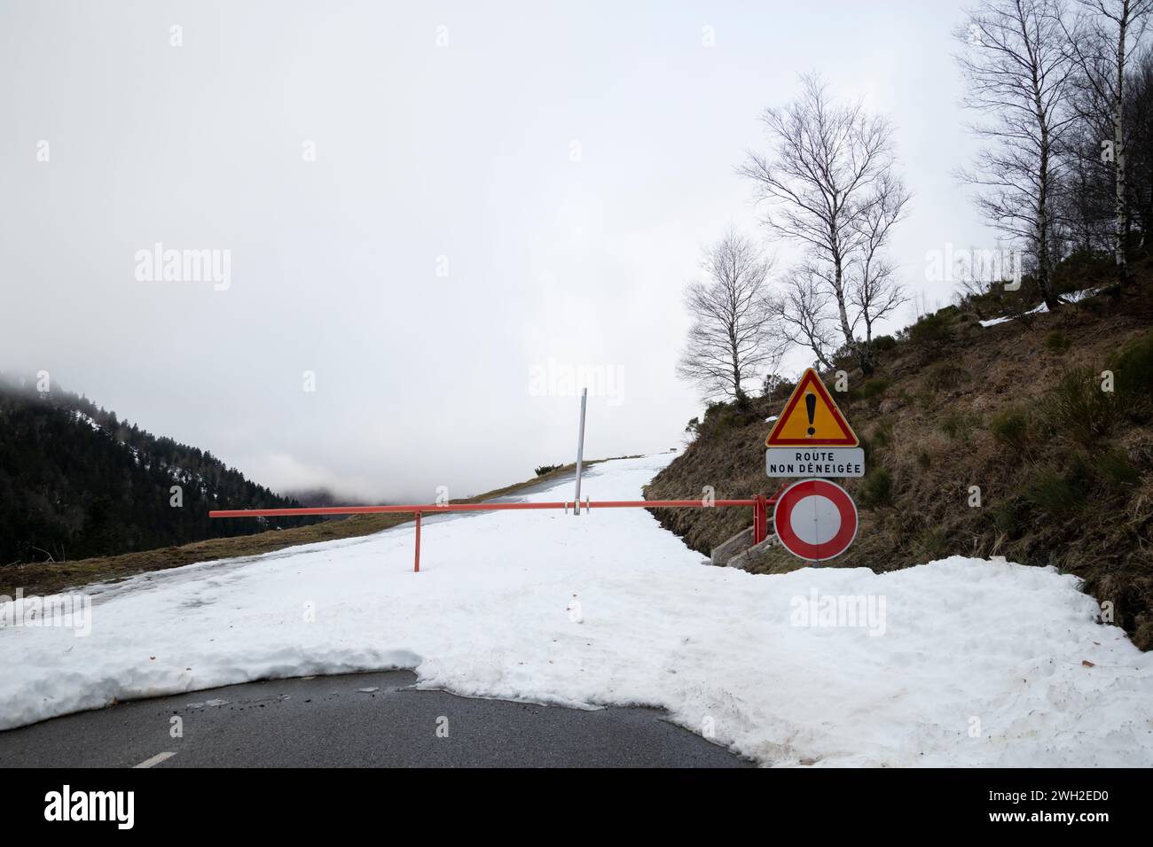 31 janvier 2024, Ascou, Pyrénées, France. Route fermée avec panneau français « route non déneigée » signifiant « route non labourée » Banque D'Images