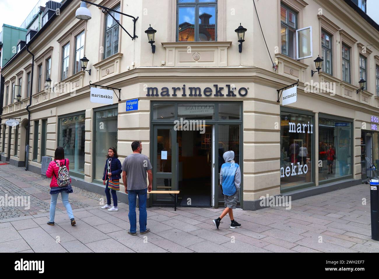 GOTHENBURG, SUÈDE - 26 AOÛT 2018 : les gens visitent le magasin Marimekko à Gothenburg, Suède. Marimekko est un textile finlandais, des vêtements et du mobilier pour la maison Banque D'Images