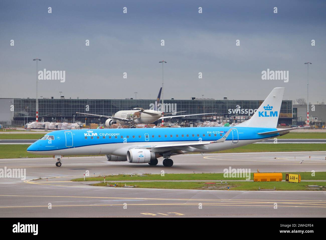 AMSTERDAM, PAYS-BAS - 6 DÉCEMBRE 2018 : KLM Embraer E190 à l'aéroport de Schiphol à Amsterdam. Schiphol est le 12ème aéroport le plus fréquenté au monde avec m Banque D'Images