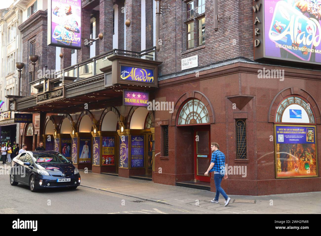 LONDRES, Royaume-Uni - 14 JUILLET 2019 : People Walk by Prince Edward Theatre jouant Aladdin à Londres, Royaume-Uni. En 2013, les théâtres du West End ont vendu 14,5 millions de billets. Banque D'Images