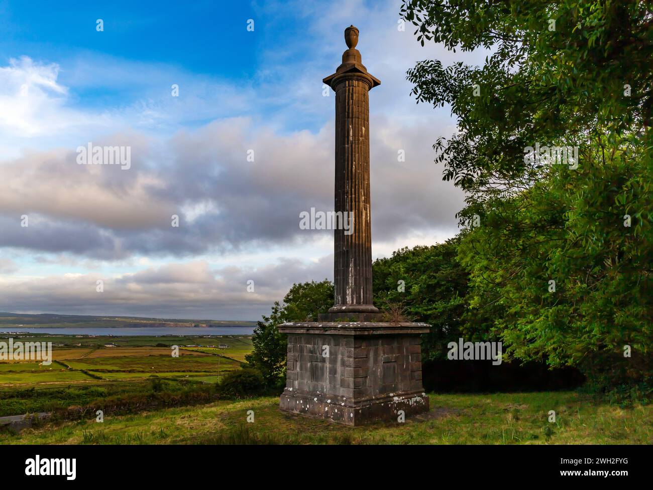 Surplombant la baie de Liscannor se trouve une colonne dorique cannelée classique, commémorant Cornelius O'Brien du XVIIIe siècle du comté de Clare, en Irlande Banque D'Images