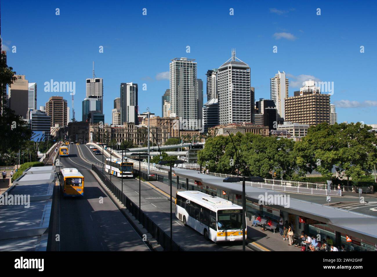 BRISBANE, AUSTRALIE - 22 MARS 2008 : autobus urbains dans le centre-ville de Brisbane, Australie. Brisbane est la 3ème plus grande ville d'Australie avec 2,3 millions d'habitants Banque D'Images