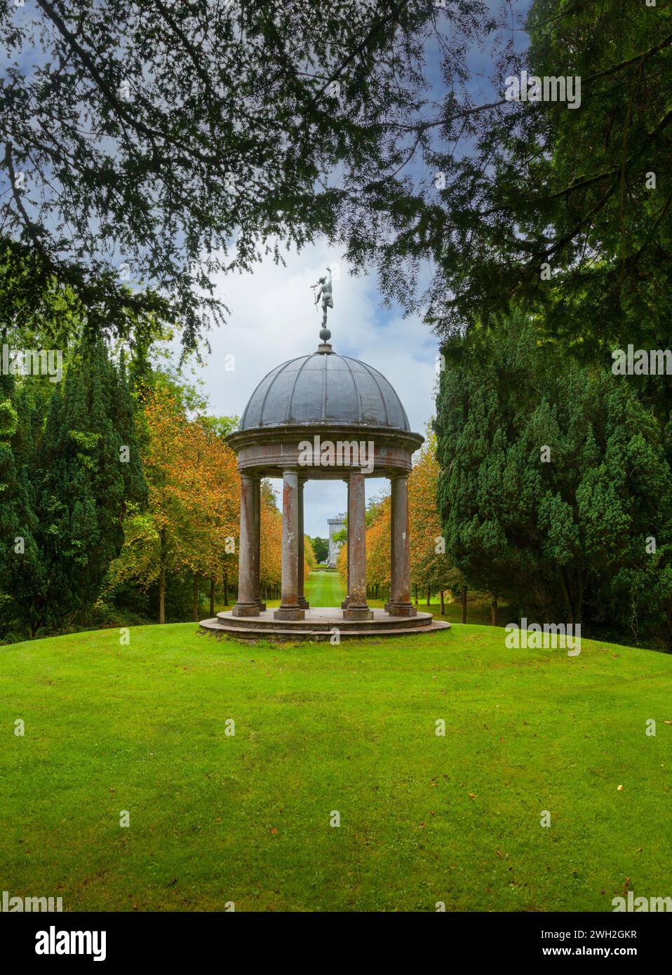 Le temple dorique de Mercure, une folie dans le parc du château de Dromoland, maintenant un hôtel dans le comté de Clare, en Irlande. Banque D'Images