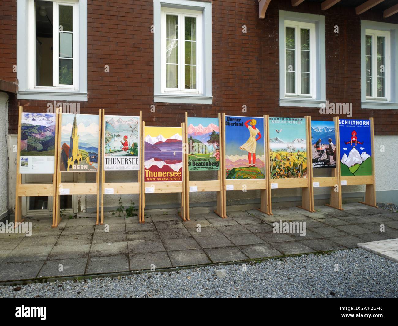 Affiches de vacances suisses classiques exposées à Murren, Oberland bernois, Suisse. Banque D'Images