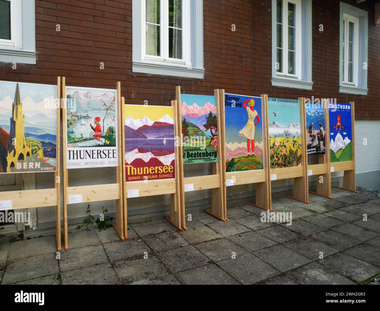 Affiches de vacances suisses classiques exposées à Murren, Oberland bernois, Suisse. Banque D'Images