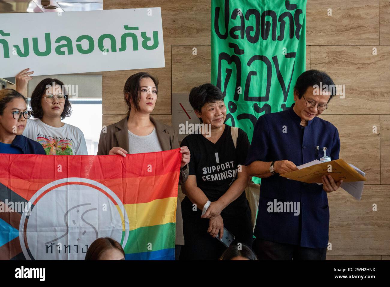 Dr Thosaporn Serirak, président de la Commission de la santé publique a lu une lettre soumise par des militants du groupe Tamtang au ministère de la santé publique, pour fournir des services universels d'interruption de grossesse à l'échelle nationale, à la Chambre du Parlement de Thaïlande. Malgré la légalisation de l’avortement en Thaïlande il y a trois ans, l’accès à des services d’avortement gratuits et sûrs reste un défi pour les femmes du pays. Le groupe de bénévoles Tamtang, qui a longtemps fait campagne pour le droit des femmes à l'avortement sans risque, a soumis au Dr Thosaporn Serirak, président de la Commission de la santé publique, Banque D'Images