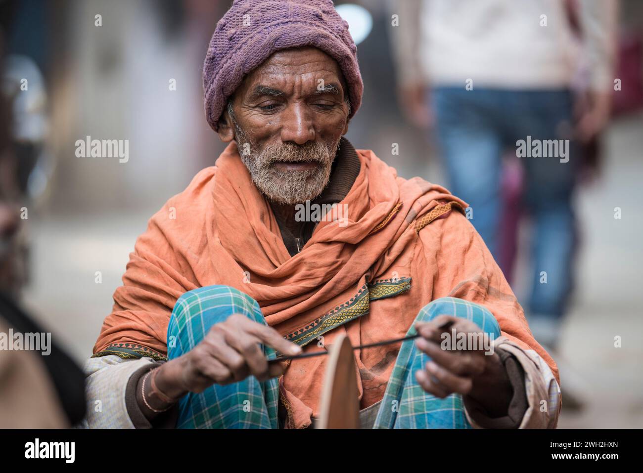 Katmandou, Népal- avril 20,2023 : les affûteurs de couteaux affûtent les couteaux dans les rues de Katmandou de manière traditionnelle. Banque D'Images