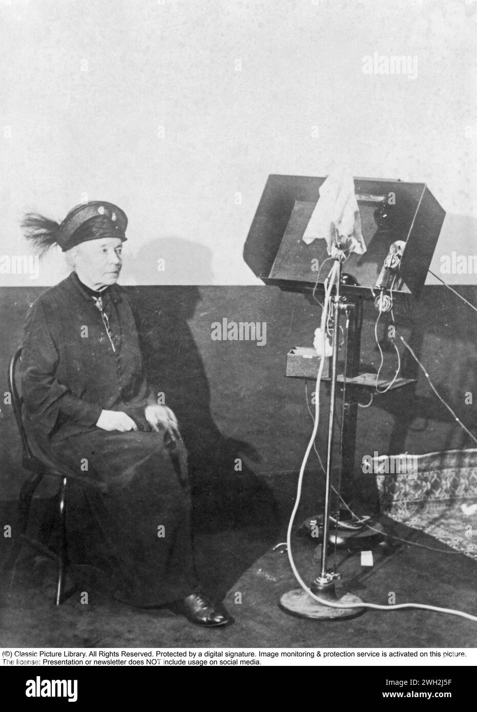 Selma Lagerlöf. 20 novembre 1858 – 16 mars 1940, est un écrivain suédois. Elle publie son premier roman, Gösta Berling's Saga, à l'âge de 33 ans. Elle a été la première femme à remporter le prix Nobel de littérature, qui lui a été décerné en 1909. En outre, elle a été la première femme à être membre de l'Académie suédoise en 1914. Photographié lors de l'enregistrement de quelque chose dans un studio de radio 1930. Banque D'Images