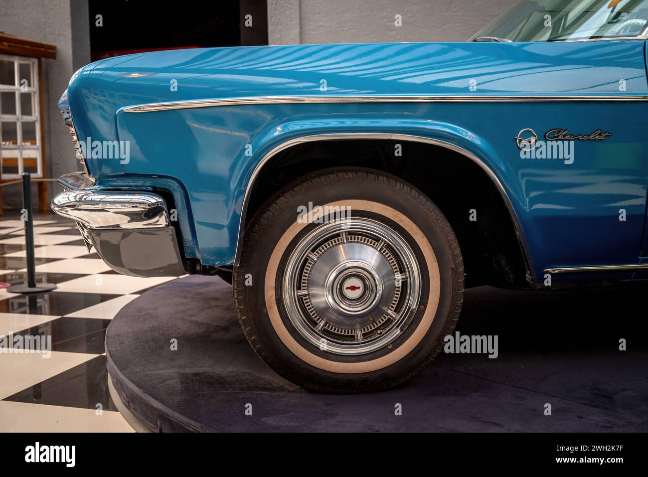 Antalya, Turquie - 1 février 2024 : 1966 Chevrolet Impala exposée au Musée automobile d'Antalya Banque D'Images
