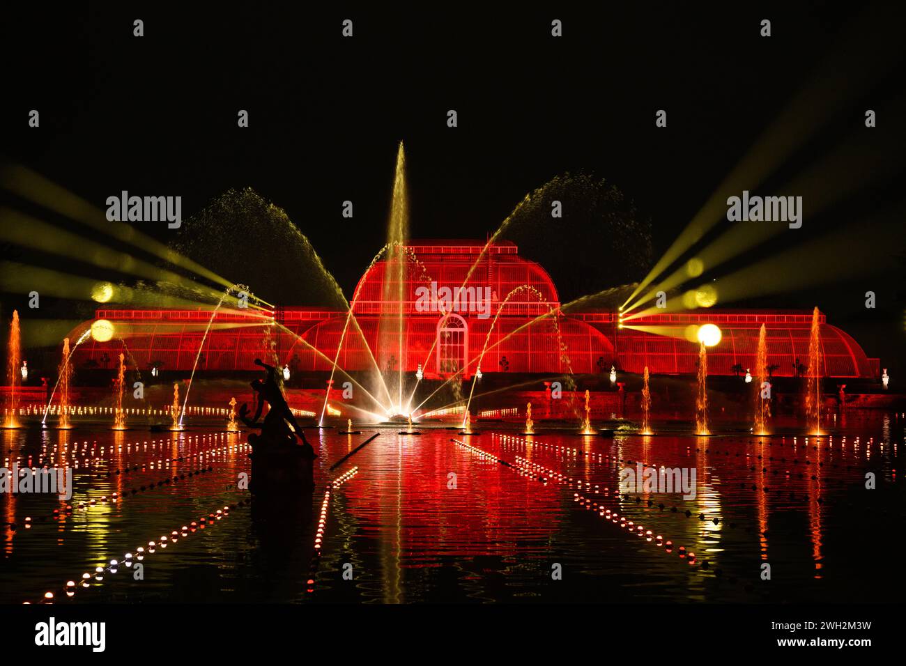 26 décembre 2022. De nouvelles installations mettent en valeur Kew Gardens sous un tout nouveau jour, alors que le sentier lumineux festif original du Royaume-Uni retourne dans les célèbres jardins botaniques de Londres. Banque D'Images