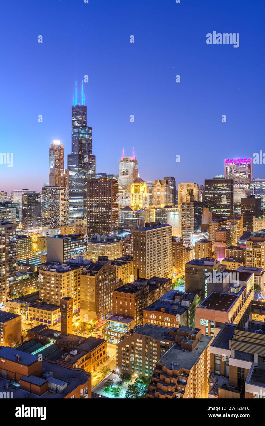 Chicago, Illinois, USA Skyline du centre-ville vu d'en haut au crépuscule. Banque D'Images