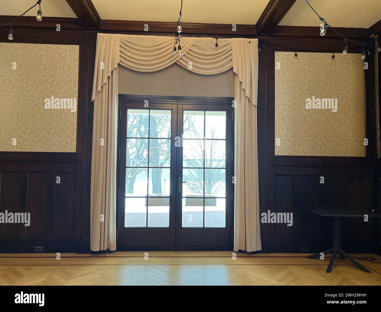 porte donnant sur un patio depuis une salle de fête Banque D'Images