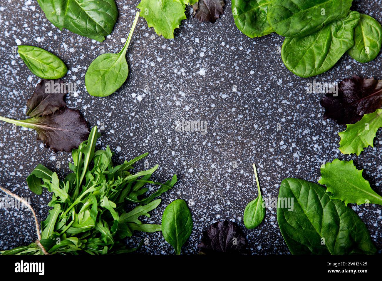 Légumes frais mélangés sur fond texturé - agrafe de régime à base de plantes. Banque D'Images