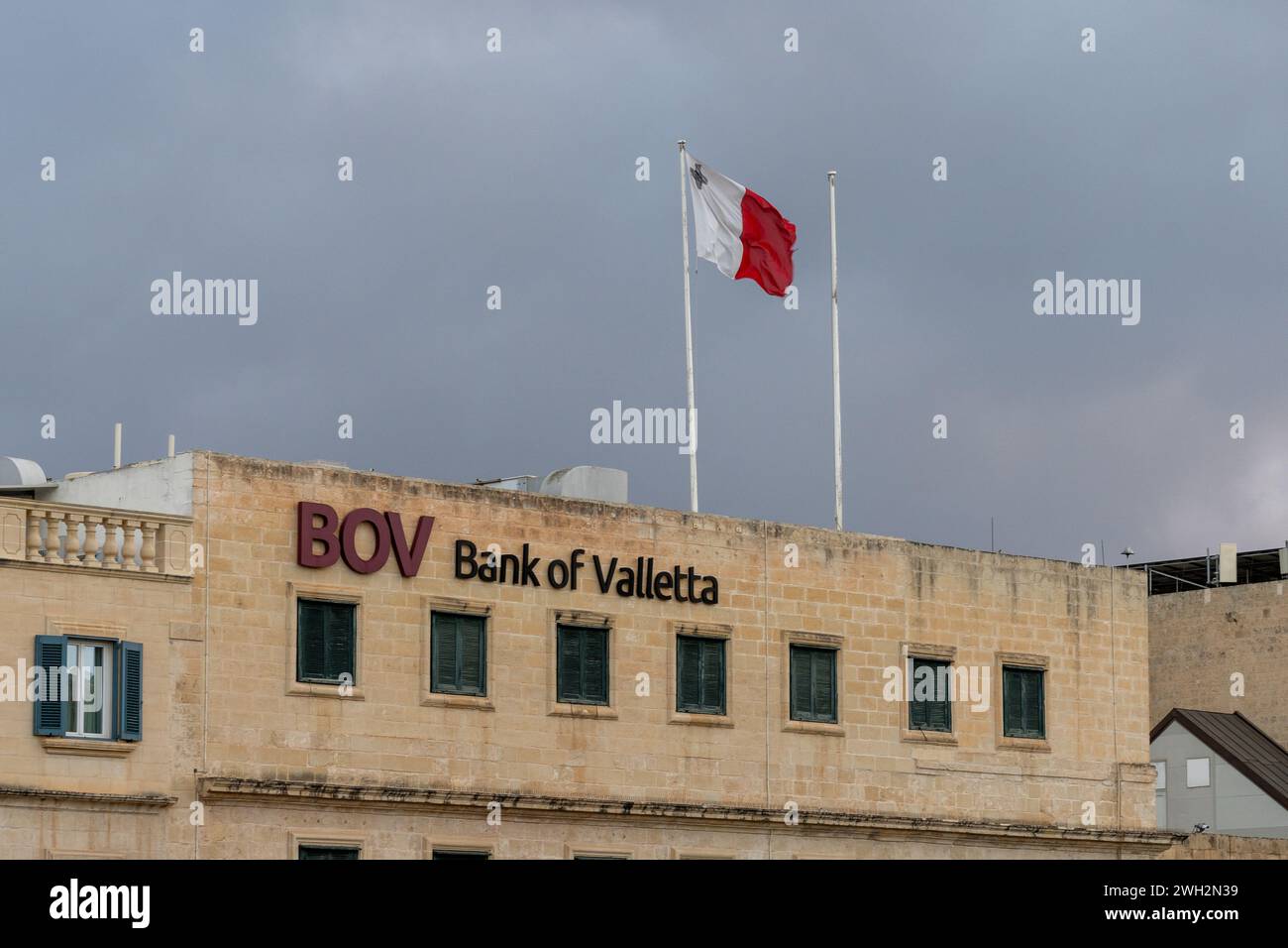 Valette, Malte - 23 décembre 2023 : vue du siège de la Banque de la Valette à la Valette avec le drapeau maltais sur le toit Banque D'Images
