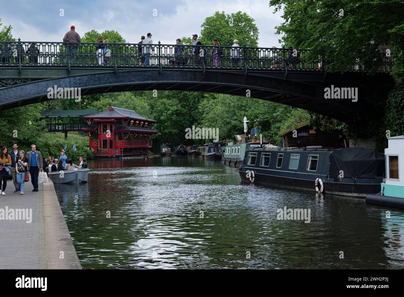 Londres - 29 05 2022 : la pagode chinoise dans le bassin de Cumberland sur le canal du Régent. Banque D'Images
