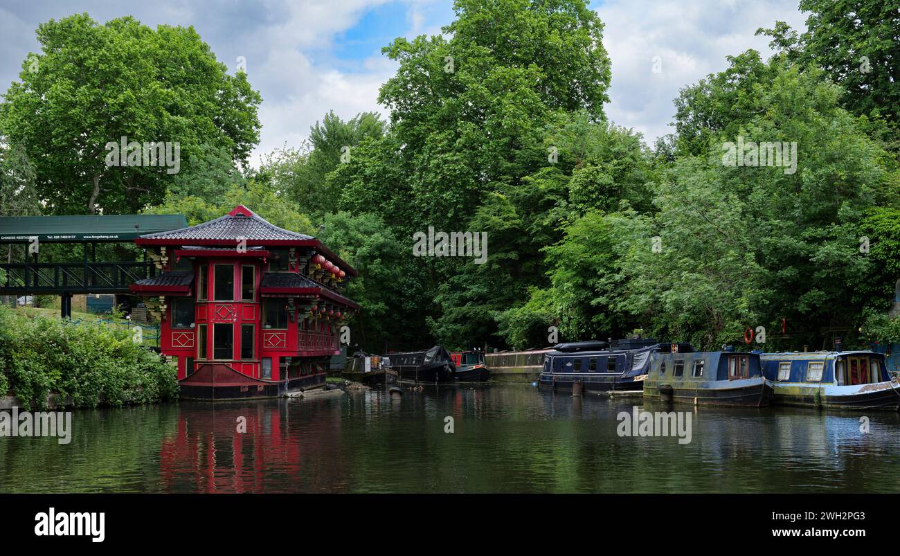 Londres - 29 05 2022 : la pagode chinoise dans le bassin de Cumberland sur le canal du Regent avec des péniches. Banque D'Images