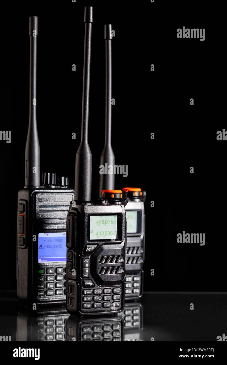 Talkie-walkie - radios bidirectionnelles sur fond noir Banque D'Images