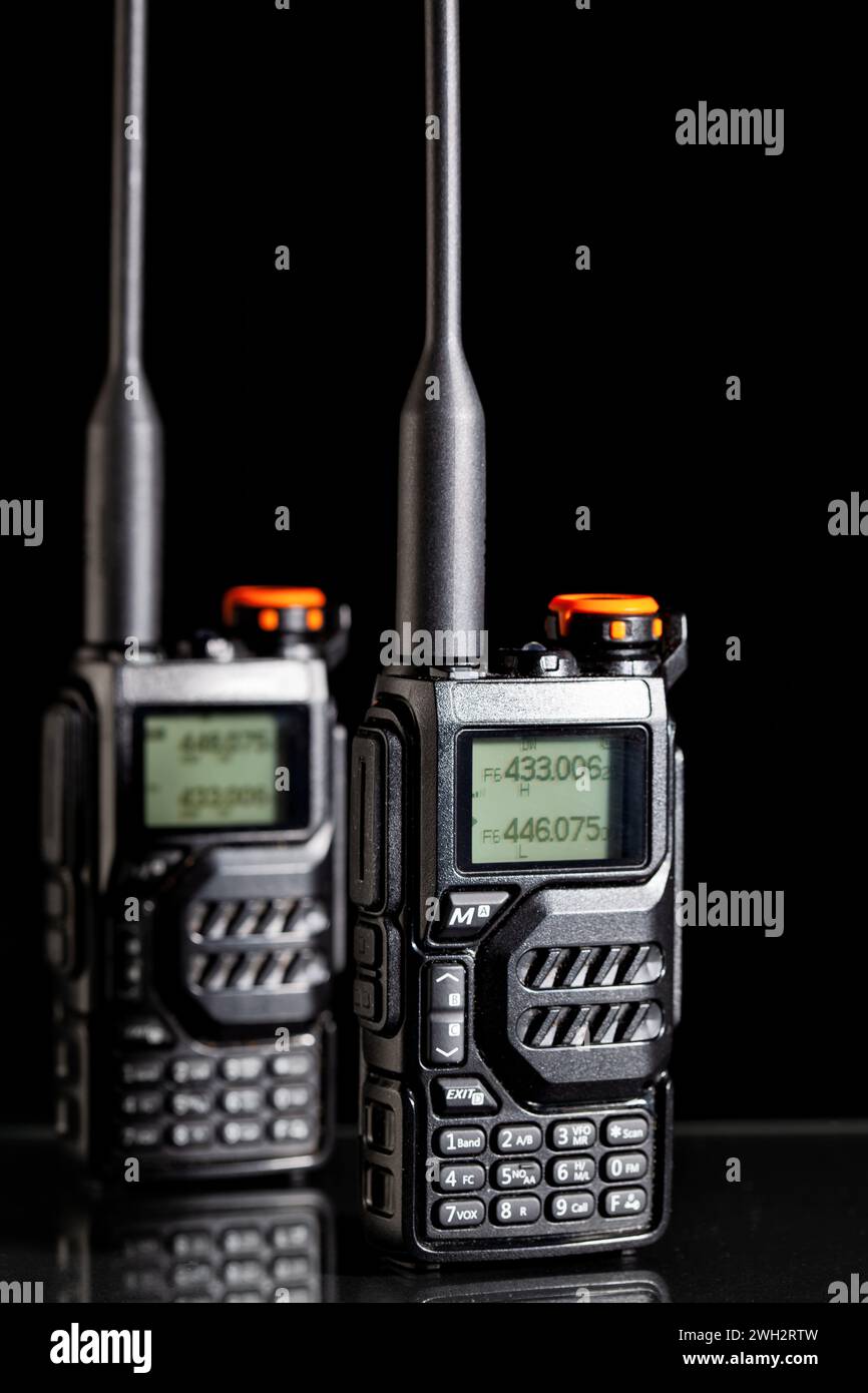 Deux émetteurs radio UHF portables sur fond noir Banque D'Images