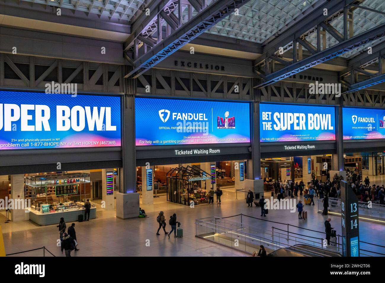 Publicité pour FanDuel, jeu sportif en ligne, dans le Moynihan train Hall de Pennsylvania Station à New York le mardi 30 janvier 2024, avant le Super Bowl. FanDuel est une marque de Flutter Entertainment, anciennement Paddy Power Betfair plc. (© Richard B. Levine) Banque D'Images