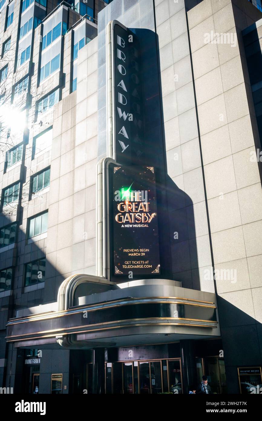 Le chapiteau du Broadway Theatre de Broadway à New York promeut les futures performances de « The Great Gatsby », une comédie musicale basée sur le roman de 1925 de F. Scott Fitzgerald. Les aperçus devraient commencer en mars 29. (© Richard B. Levine) Banque D'Images