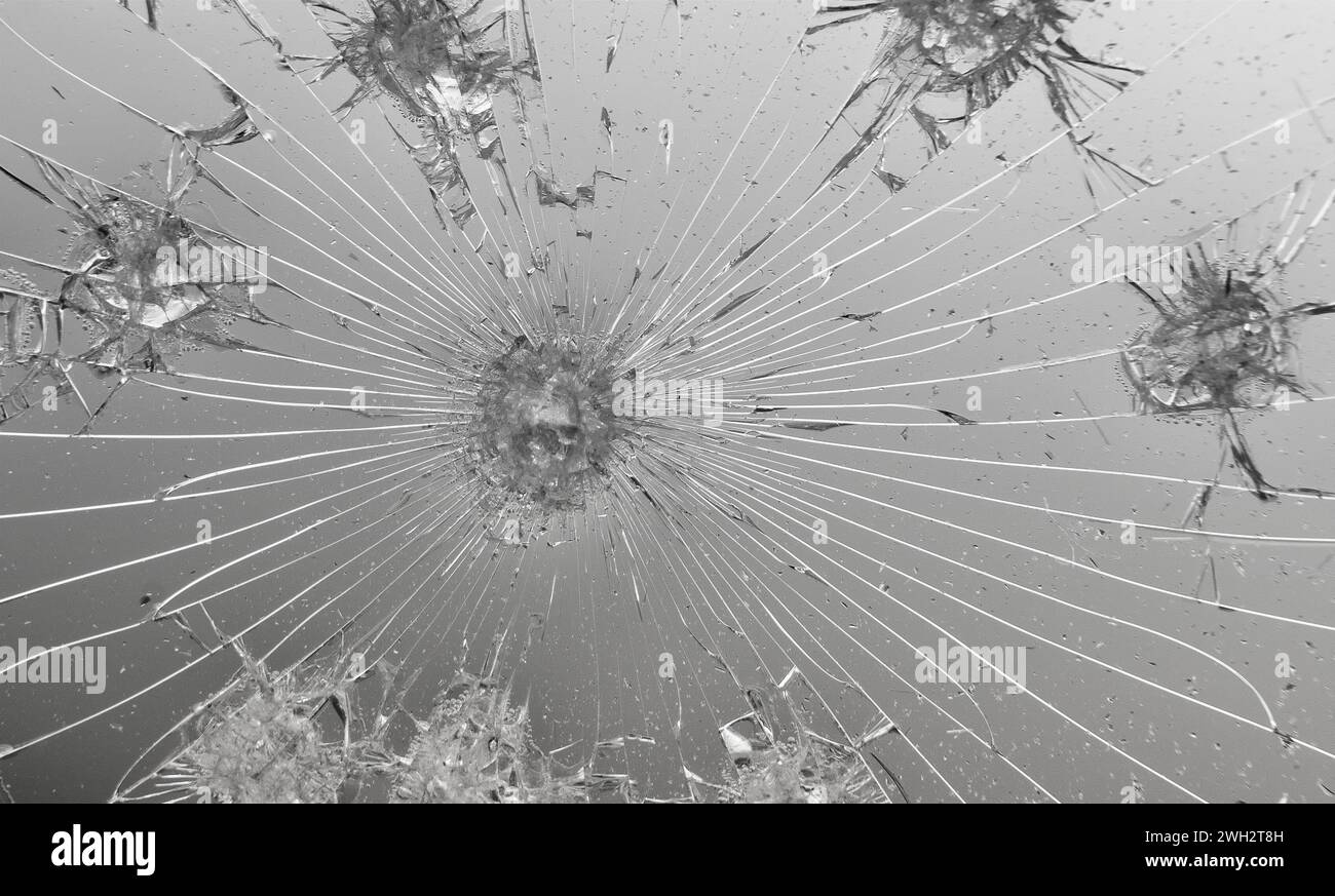 Texture de verre fissuré sur fond gris. Banque D'Images