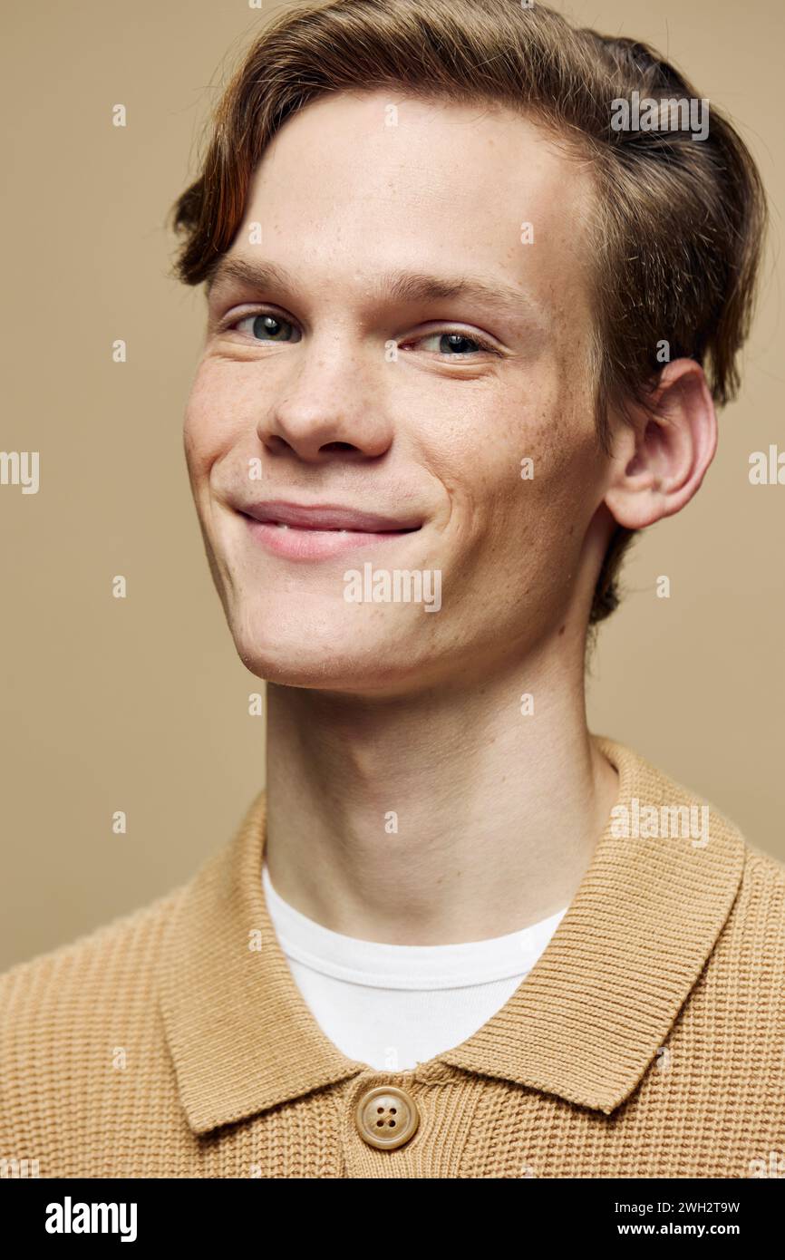 Vibrant expressions : une collection captivante de jeunes hommes souriants et confiants dans des portraits élégants Banque D'Images