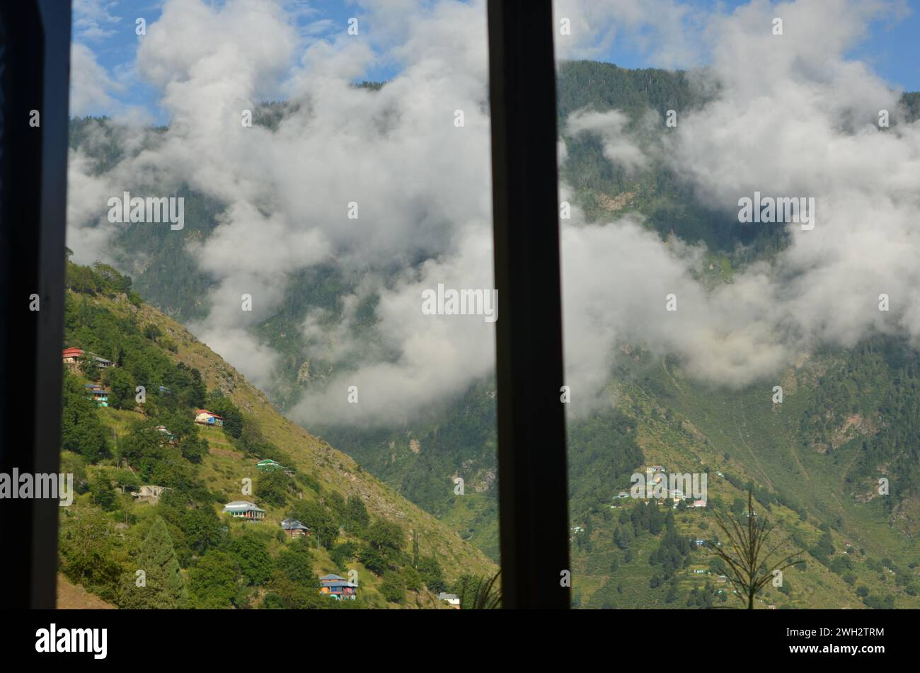 fenêtre extérieure cliquez après de fortes chutes de neige dans la vallée du village de kaghan Banque D'Images