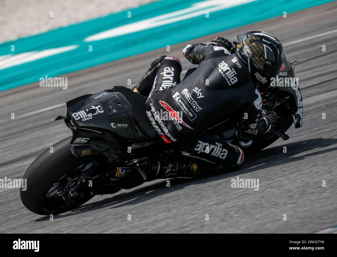 Kuala Lumpur, Malaisie. 07 février 2024. Le pilote espagnol Maverick Vinales d'Aprillia Racing en action lors des essais officiels du MotoGP de Sepang sur le circuit international de Sepang. (Photo de Wong Fok Loy/SOPA images/SIPA USA) crédit : SIPA USA/Alamy Live News Banque D'Images